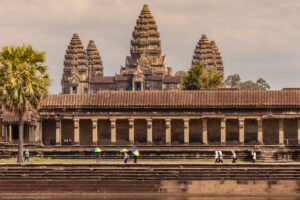 La prima costruzione di Angkor Wat ebbe inizio nella prima metà del XII secolo, durante il regno di Suryavarman II (regnante tra il 1113 e il 1150 circa), e fu dedicato a Vishnu.