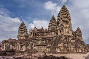 Angkor Wat è la rappresentazione del Monte Meru, la casa degli dei: le cinque torri centrali simboleggiano i cinque picchi della montagna, mentre le mura e il fossato simboleggiano le montagne e l´oceano che la circonda.