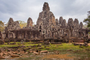 Il Bayon è un tempio di Angkor. Fu costruito agli inizi del tredicesimo secolo come tempio di stato del re Jayavarman VII e si trova al centro di quella che era la sua capitale, Angkor Thom