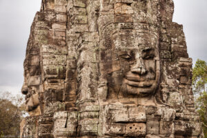 La caratteristica distintiva del Bayon è la moltitudine di visi sorridenti, scolpiti sulle quattro facce delle guglie a sezione quadrata che si elevano sempre di più man mano che ci si avvicina alla massiccia torre centrale.