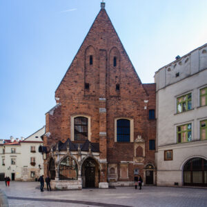 In piazza Mariacki si trova la Kosciol swietej Barbary (chiesa di Santa Barbara), la chiesa gotica (1394-1402) passata nel '500 ai Gesuiti e affrescata nel XVIII secolo