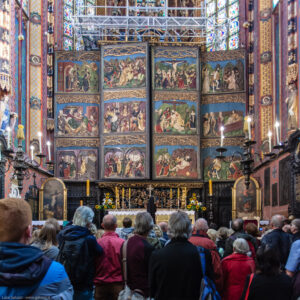 L'altare maggiore è un polittico composto da cinque pannelli in legno scolpiti, dipinti e dorati nei quali vengono rappresentati la Dormizione della Vergine ed episodi della vita di Cristo e della Vergine. Costruito da Veit Stoss e consacrato nel 1489 è alto 13 metri e largo 11.