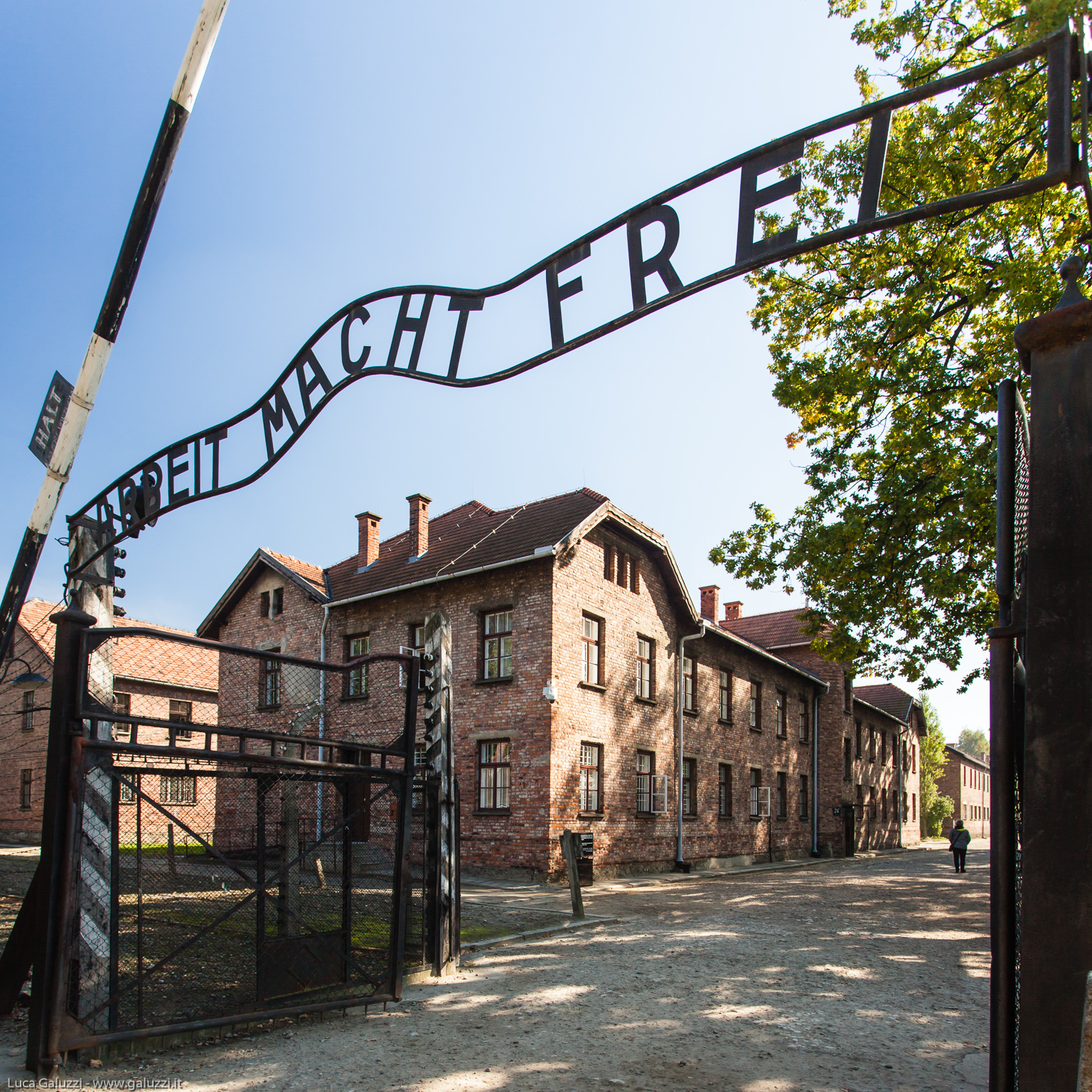 Arbeit macht frei, il lavoro rende liberi, è l'insegna posta all'ingresso del campo di concentramento di Auschwitz