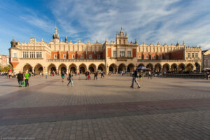 Rynek Główny, pianificata nel 1257 per ospitare il mercato cittadino, è divisa a metà dal Palazzo del tessuto mentre su un angolo della piazza sorge la Basilica di Santa Maria. Nel dicembre 2005 la piazza è stata votata dal Project for Public Spaces come la miglior piazza del mondo.