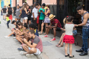 Appena una quindicina di punti d’accesso in tutta Cuba, cinque nella capitale. Ma il wi-fi di strada ha fatto esplodere la mania di Internet nell’isola, dove le connessioni sono poche e assai care. Centinaia di persone di tutte le età scendono in strada con gli smartphone, spendendo 3 dollari all’ora, pur di parlare e vedersi con i parenti lontani o cercare informazioni sulla rete.