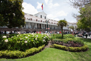 Quito è una città di 2.873.458 abitanti dell'Ecuador situata sulla catena andina, a 2.850 m, ai piedi del vulcano Pichincha (4.794 m)