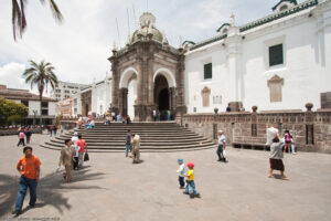 Il centro storico di Quito ospita 40 chiese e cappelle, 16 convitti e monasteri con i suoi chiostri, 17 piazze, 12 sale capitolari, 12 musei e innumerevoli cortili di straordinaria bellezza
