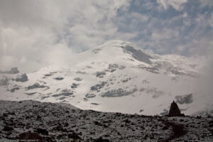 Il vulcano Chimborazo (6.310 m) fino al 1852 è stata creduta la vetta più alta del Mondo. Ma i cartografi del Survey of India scoprirono che la montagna più alta del Pianeta era l'Everest. Tuttavia, il Chimborazo si trova in una zona del globo terrestre dove i poli risultano schiacciati. A causa di questa conformazione secondo l'Istituto Geografico Militar di Quito, è il punto della crosta terrestre più lontano dal centro della Terra. Esattamente 2.152,2 metri in più rispetto all'Everest. Quindi, per ironia della sorte, è veramente la montagna più alta della Terra.