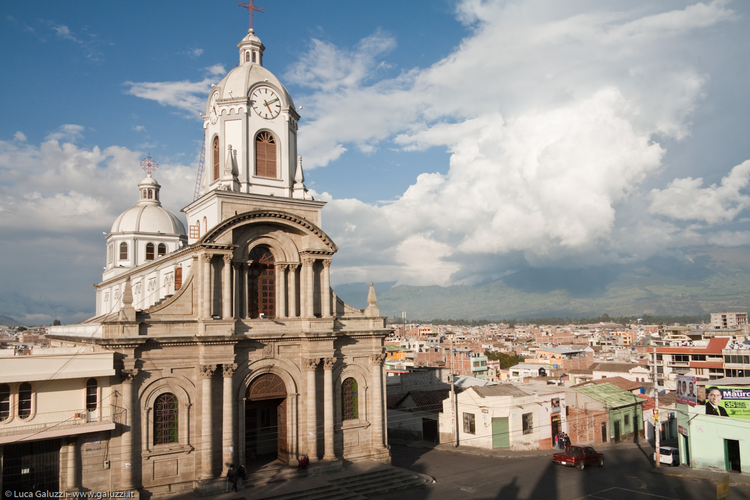 Riobamba, soprannominata "Sultana delle Ande" per la sua posizione privilegiata ai piedi del Chimborazo, la più grande montagna dell'Ecuador (6310 metri)