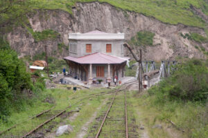 Stazione di Sibambe, dove anche ai nostri giorni l'arrivo del treno continua ad essere un avvenimento