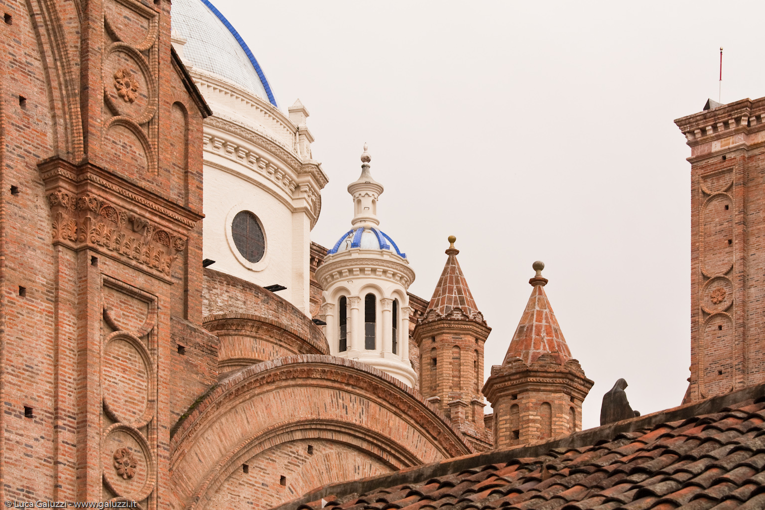 Cuenca ha il privilegio di essere costruita sulle rovine dell´antica "Tomebamba" e di avere conservato alcune delle pietre originali che si ritrovano nella costruzione di certi edifici coloniali