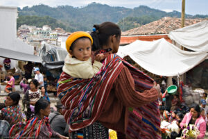 Il giovedì e la domenica a Chichicastenango si svolge un grande mercato indigeno affollato e coloratissimo