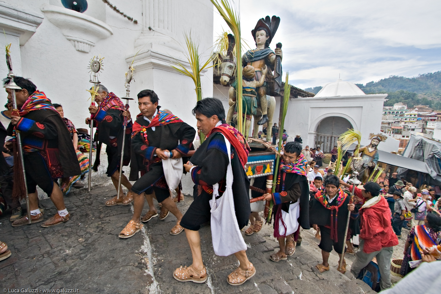 La chiesa cattolica di Santo Tomás (1540) a Chichicastenango viene utilizzata ancora per riti maya. Durante la Semana Santa si conclude qui la processione del venerdì santo.