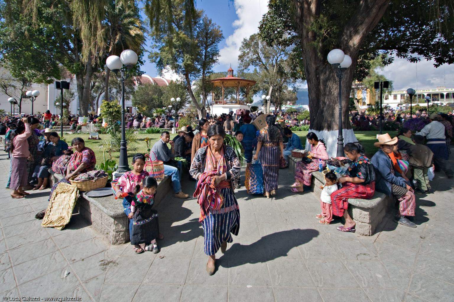 La città di Sololà si trova 600 m sopra il Lago de Atitlán. È sede di un importante mercato indigeno di maya Kaqchikel