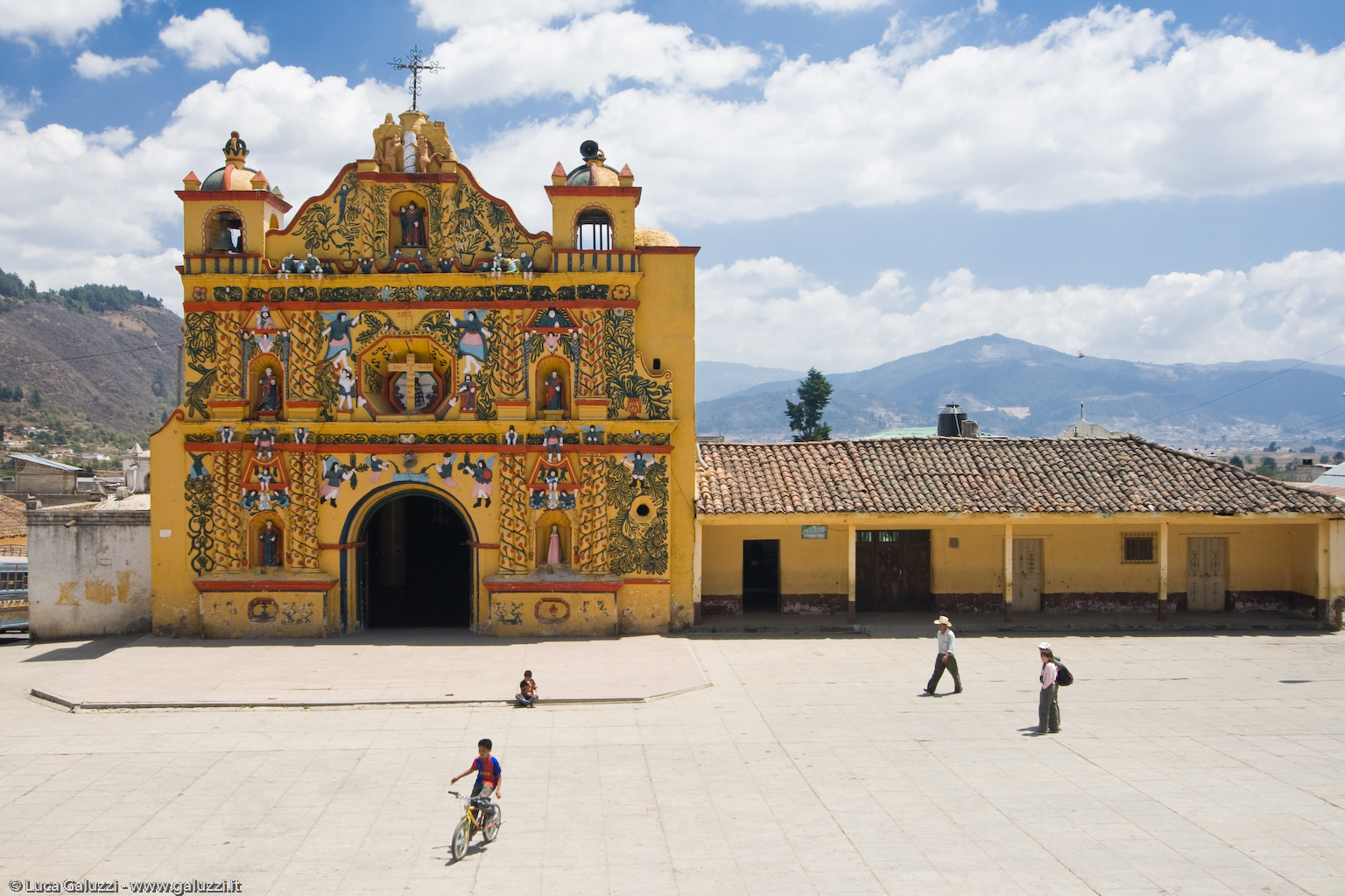 San Andrés Xecul ha una chiesa molto originale: santi e angeli a colori sgargianti insieme a tigri e scimmie adornano la facciata