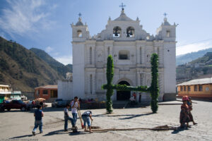 La chiesa coloniale di Zunil ha la facciata decorata con otto coppie di colonne a torciglione