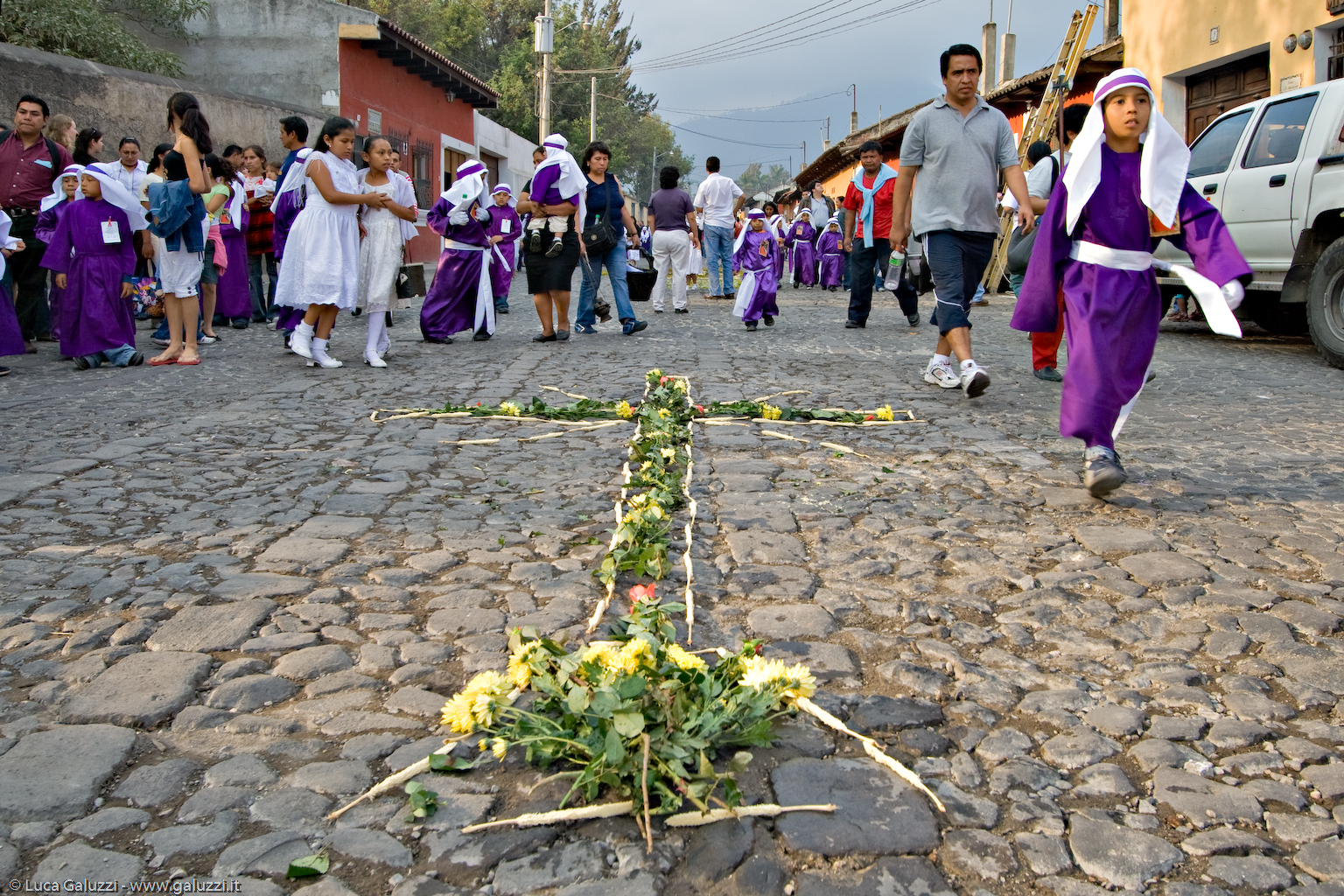 Le suggestive strade acciotolate di Antigua vengono addobbate di fiori durante la Semana Santa