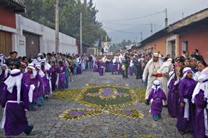 Antigua è oggi famosa per le elaborate e folkloristiche celebrazioni religiose che si svolgono dalla settimana santa fino a Pasqua