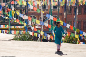 I colori delle bandiere di preghiera rivaleggiano con quelli dei sari indossati dalle donne newari