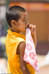 Sguardi intensi e seri negli occhi dei bambini di Kathmandu