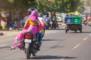 Il sari sgargiante è sempre perfetto sulle donne indiane