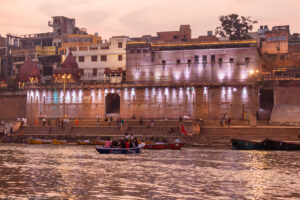 Benares (o Varanasi) è la città santa indiana per eccellenza, una delle città più antiche della civiltà indiana, “il centro della terra”, secondo la cosmologia indù