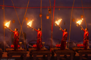 Varanasi, Aarti Puja, la cerimonia della luce sulle rive del Gange