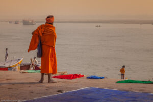 Varanasi, uno sguardo perduto verso il fiume Gange e la dea Ganga