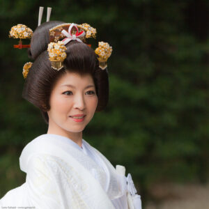 I matrimoni tradizionali in Giappone avvengono secondo il rito shintoista. La sposa può indossare il tradizionale abito bianco, "shiromuku", oppure un colorato kimono ricamato.