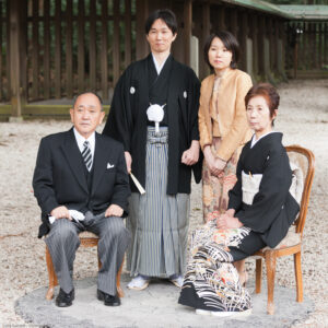 La famiglia dello sposo. lo sposo indossa un kimono da cerimonia.