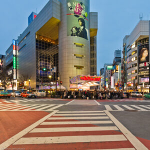 Shibuya crossing. Migliaia di persone attraversano l´incrocio pedonale più trafficato del mondo. Quando scatta il rosso per le automobili, tutto il traffico viene bloccato contemporaneamente e i pedoni possono spostarsi in qualunque direzione, grazie alle strisce pedonali poste in obliquo.