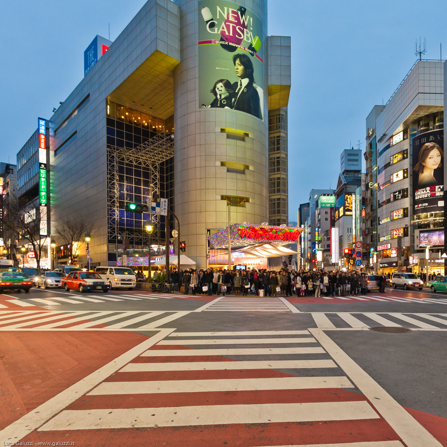 Shibuya crossing. Migliaia di persone attraversano l´incrocio pedonale più trafficato del mondo. Quando scatta il rosso per le automobili, tutto il traffico viene bloccato contemporaneamente e i pedoni possono spostarsi in qualunque direzione, grazie alle strisce pedonali poste in obliquo.