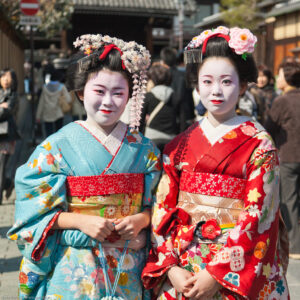 L´apprendista geisha è chiamata maiko; la parola è composta anche in questo caso da due kanji, (mai), che significano "danzante", e o (ko), col significato di "fanciulla"