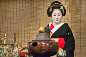 Miyako Odori, Kyōto. La geisha è una tradizionale artista e intrattenitrice giapponese, le cui abilità includono varie arti, quali la musica, il canto e la danza.