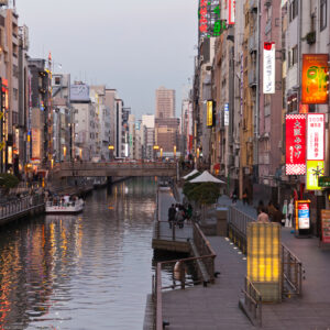 "Gli 808 ponti di Naniwa" è stata un´espressione famosa nel Giappone antico, un adagio quasi proverbiale conosciuto in tutto il Paese. Naniwa è il vecchio nome di Osaka, mentre il numero 808 in Giappone simboleggia il concetto di "incalcolabile".