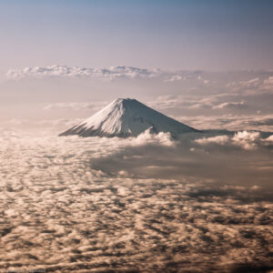 Il Monte Fuji (Fuji-san), anche noto con il nome non corretto Fujiyama, è un vulcano alto 3.776 m ed è la montagna più alta del Giappone