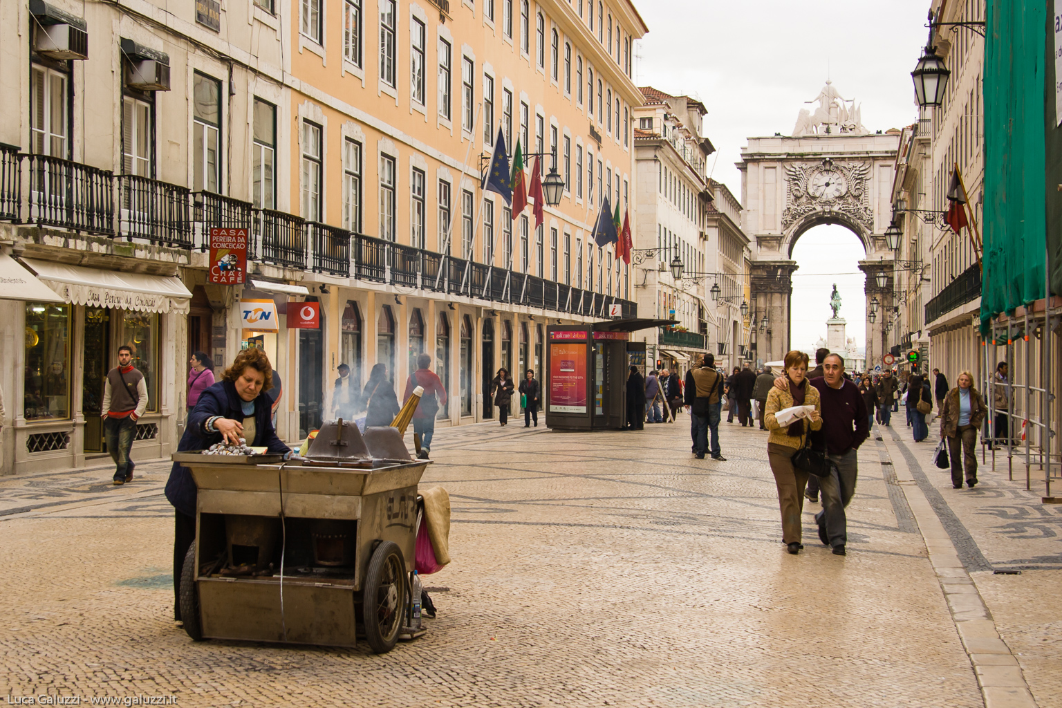 La rua Augusta è la principale via della Baixa di Lisbona