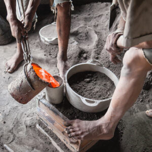 Il metodo tradizionale di pressofusione delle pentole è ormai fuorilegge, date le sue implicazioni di nocività, ma queste realtà sono dure a scomparire in Madagascar