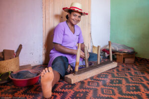 Ragazze con sorrisi meravigliosi lavorano la seta in una filanda di Ambalavao