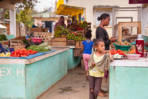 Andasibe, nonostante l´estrema povertà della popolazione del Madagascar sì nota sempre un´innata eleganza ed un portamento fiero soprattutto nelle donne malgasce.