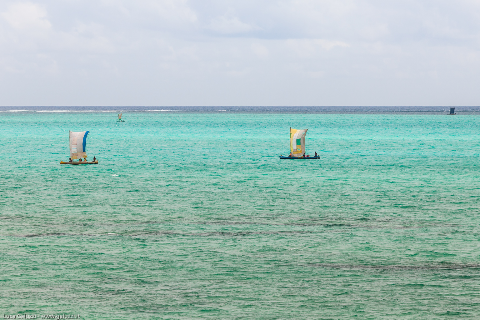 Il Vezo è un popolo di origini asiatiche presente nel sudovest del Madagascar. Sono abilissimi pescatori, e con le loro piroghe inseguono i banchi di pesci in mare aperto anche per molti giorni. Quando si trovano a dover passare la notte in mare, si "accampano" usando le vele per montare rudimentali tende; per via di questa usanza sono detti "nomadi del mare".