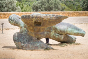 L’Icaro caduto dell'artista polacco Igor Mitoraj, Valle dei Templi di Agrigento