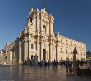 Il Duomo di Siracusa, cattedrale della città, sorge sulla parte più elevata dell'isola di Ortigia