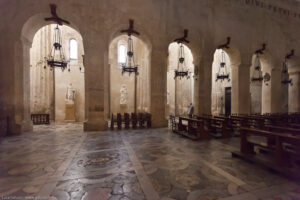 Il Duomo di Siracusa, cattedrale della città, sorge sulla parte più elevata dell'isola di Ortigia, incorporando quello che era un tempio dedicato ad Atena (Minerva)