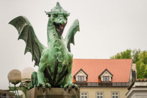 Il ponte dei Draghi (in sloveno Zmajski most) è un ponte stradale situato a Lubiana che attraversa il fiume Ljubljanica