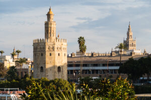 La Torre dell´Oro è una torre di controllo militare, alta 36 metri e composta da dodici lati
