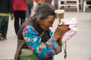 Un´anziana pellegrina compie il circuito sacro del Barkhor a Lhasa