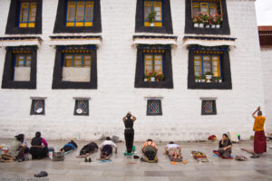 Il tempio di Jokhang, o Tsuklakang, è il principale tempio buddhista del Tibet