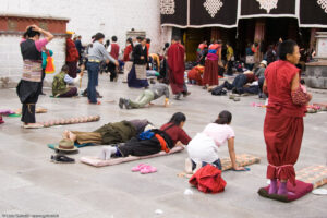 Preghiera e prostrazione di fronte al monastero di Jokhang