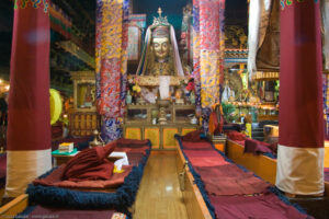 La sala principale del tempio ospita la statua del Buddha Jowo Shakyamuni